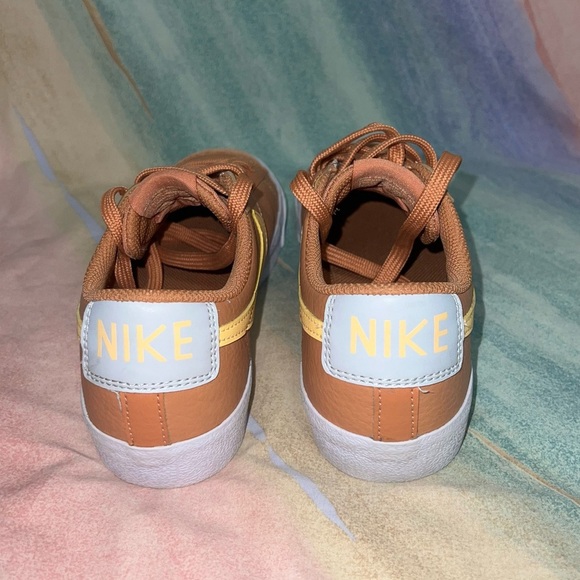 Nike Blazer Low ' 77 Amber Brown / Melon Tint Women’s 7 / 5.5Y Shoes - Picture 5 of 8